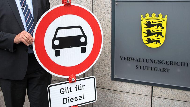Jürgen Resch, Bundesgeschäftsführer der Deutschen Umwelthilfe, steht vor der Urteilsverkündung mit einem Verkehrverbotsschild mit der Aufschrift "Gilt für Diesel" vor dem Verwaltungsgericht.