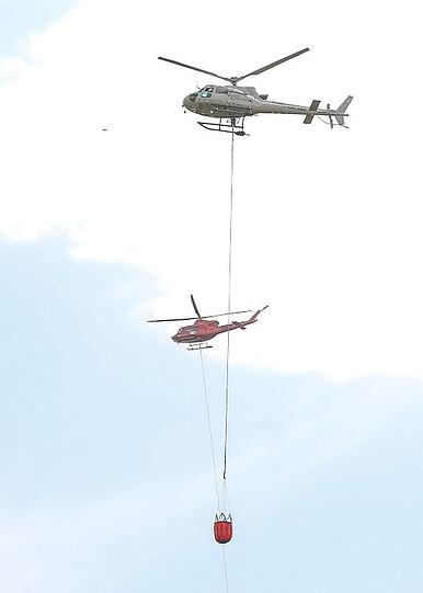Die zwei Löschhubschrauber.