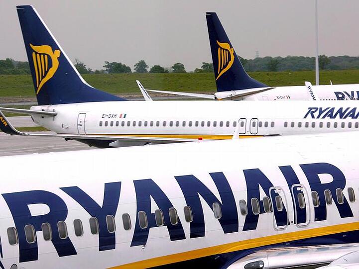 Billigflieger wie Ryanair verlangen oft versteckte Zusatzgebühren.
