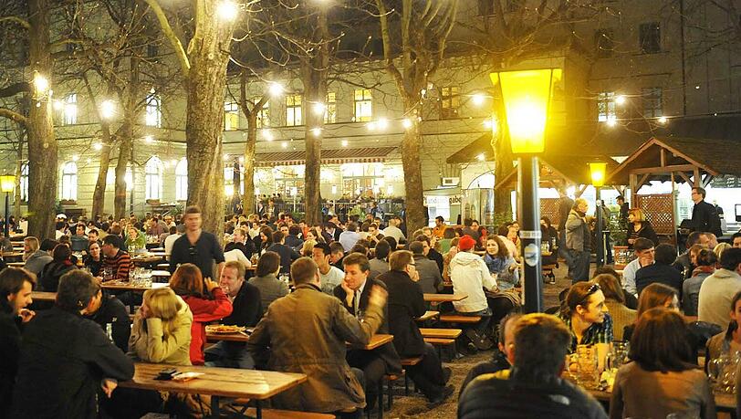 Der Hofbräukeller am Wiener Platz. Der Hofbräukeller am Wiener Platz.