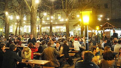 Die Biergarten-Saison ist diese Woche schon sehr gut angelaufen. Wie hier im Hofbräukeller am Wiener Platz.