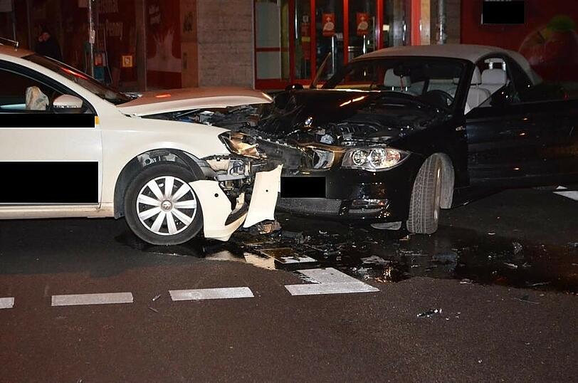 Das Taxi und der BMW sind nur noch Schrott.