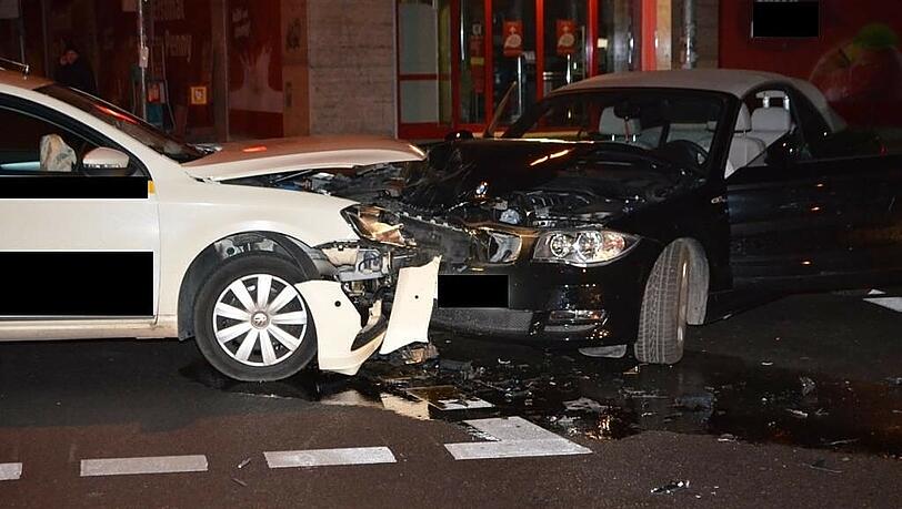 Das Taxi und der BMW sind nur noch Schrott. Das Taxi und der BMW sind nur noch Schrott.