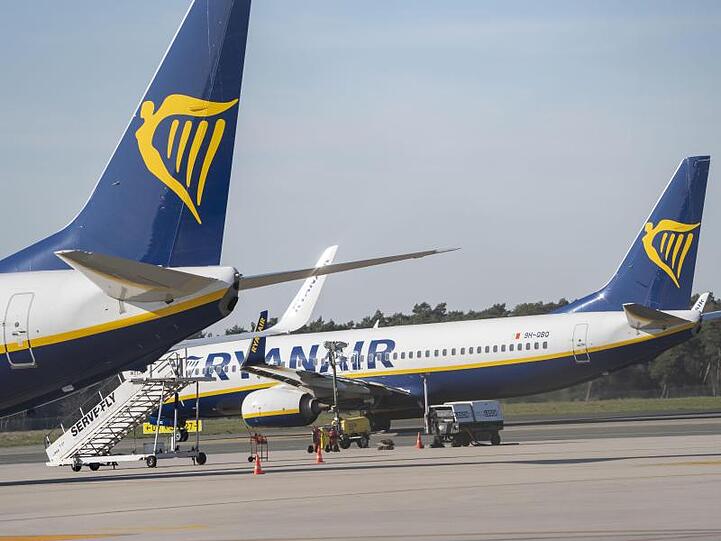 Flugzeuge von Ryanair stehen auf dem Flughafen Weeze am Niederrhein.