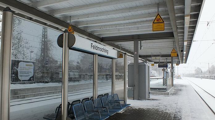 Am Bahnhof Feldmoching ging der 28-Jährige auf den Beamten los. (Symbolbild)