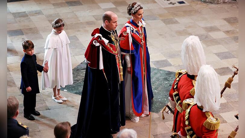 Prunkvoller Auftritt in der Londoner Westminster Abbey: Zum Krönungsgottesdienst kamen Prinz William und seine Frau Kate in großer Robe. Hinter ihnen ihre Kinder Louis und Charlotte.