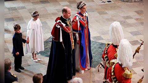 Prunkvoller Auftritt in der Londoner Westminster Abbey: Zum Krönungsgottesdienst kamen Prinz William und seine Frau Kate in großer Robe. Hinter ihnen ihre Kinder Louis und Charlotte.