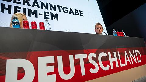 Fußball: EM, Nationalmannschaft: Julian Nagelsmann (r), Bundestrainer der Deutschen Fußball Nationalmannschaft, nimmt an der Pressekonferenz zur Nominierung des vorläufigen DFB Kaders für die Fußball Europameisterschaft teil.