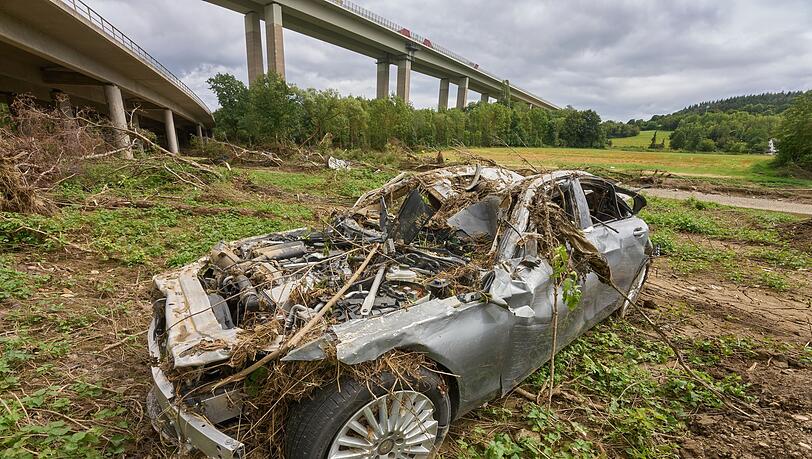 Künftig sollen aus schrottreifen Autos und anderen Fahrzeugen mehr Rohstoffe gewonnen werden. (Symbolbild) Künftig sollen aus schrottreifen Autos und anderen Fahrzeugen mehr Rohstoffe gewonnen werden. (Symbolbild)