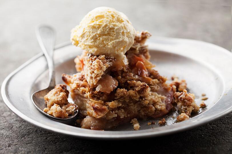 Im ersten Schritt werden für einen Apple Crumble die geschnittene Äpfel mit Zucker und Zitronensaft beträufelt. Für den Teig wird Mehl mit braunem Zucker und einer Prise Salz in einer Schüssel gemischt und mit Butter schnell zu einem krümeligen Teig verknetet. Dieser wird über das Obst gestreut und bei 180 Grad im Umluftofen für 20 bis 30 Minuten gebacken. Dazu passt eine Kugel Vanilleeis. Im ersten Schritt werden für einen Apple Crumble die geschnittene Äpfel mit Zucker und Zitronensaft beträufelt. Für den Teig wird Mehl mit braunem Zucker und einer Prise Salz in einer Schüssel gemischt und mit Butter schnell zu einem krümeligen Teig verknetet. Dieser wird über das Obst gestreut und bei 180 Grad im Umluftofen für 20 bis 30 Minuten gebacken. Dazu passt eine Kugel Vanilleeis.