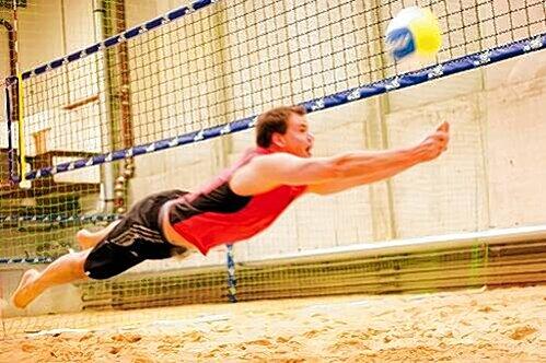 Hecht beim Beachvolleyball &ndash; mit angenehmer Landung. Denn im beach38o ist der Sand geheizt.