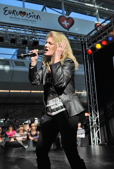 Auch Schlager-Kollegin Nicole muss sich fürchten. Der Verrückte hat es auch auf sie abgesehen und ihr Hass-mails geschickt.