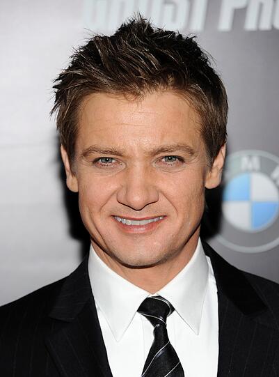 Schauspieler Jeremy Renner spielt im Film einen Sicherheitsanalysten, der am Ende vielleicht doch mehr ist als er zugibt.