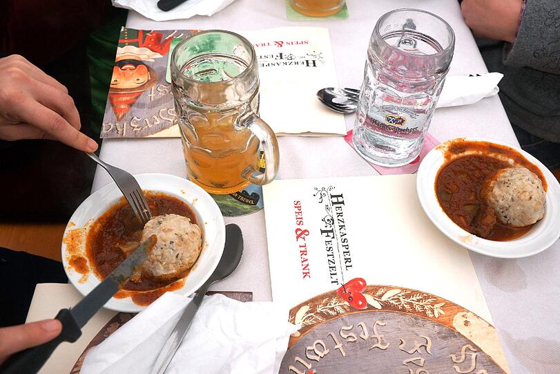 Und wer den ganzen Tag unterwegs ist, muss sich auch stärken. Zum Beispiel im Herzkasperlzelt bei einer zünftigen Mahlzeit!
