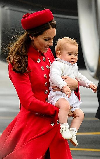 Auch Baby George sieht ganz heiter aus. Es sind die ersten Live-Bilder vom royalen Baby seit seiner Geburt.
