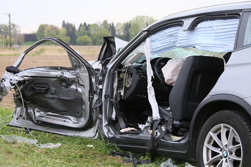 Eine 18-jährige Fahranfängerin kam mit ihrem Auto auf die Gegenfahrbahn und prallte frontal mit einem entgegenkommenden BMW zusammen.