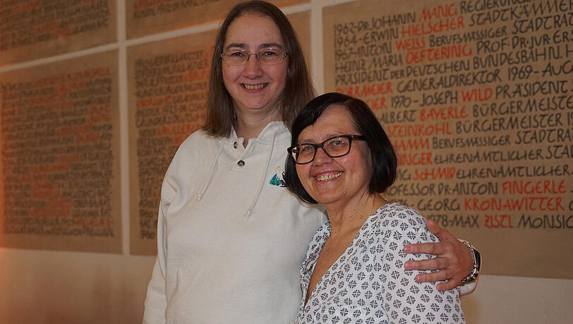 Jutta Achrainer (57) und Lydia Wimberger (60) klemmen auch schon mal Promis Strafzettel unter die Scheibenwischer. Jutta Achrainer (57) und Lydia Wimberger (60) klemmen auch schon mal Promis Strafzettel unter die Scheibenwischer.