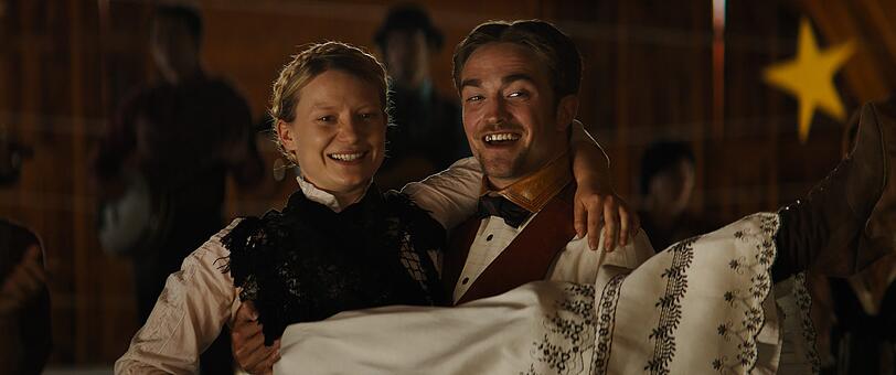 Ein emanzipierter Western mit klassischen Bildern: Mia Wasikowska und Robert Pattinson in &bdquo;Damsel&ldquo;.