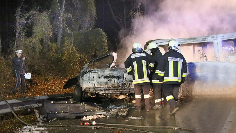 Tragischer Unfall auf der B12 - die Bilder vom Lösch- und Bergungseinsatz.