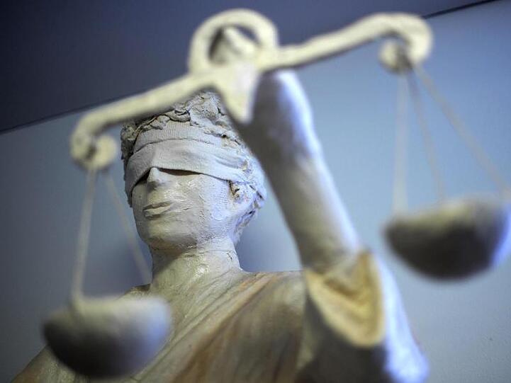 Die Statue Justitia hält eine Waage in der Hand. Foto: Peter Steffen/Archiv