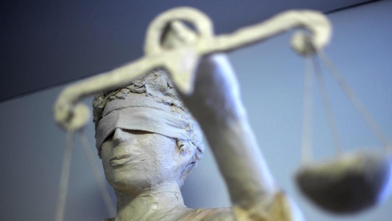 Die Statue Justitia hält eine Waage in der Hand. Foto: Peter Steffen/Archiv Die Statue Justitia hält eine Waage in der Hand. Foto: Peter Steffen/Archiv