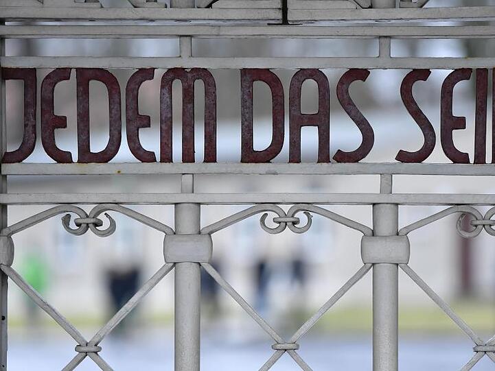 Der Schriftzug "Jedem das Seine" ist am Lagertor auf dem früheren Appellplatz in der Gedenkstätte Buchenwald zu sehen.