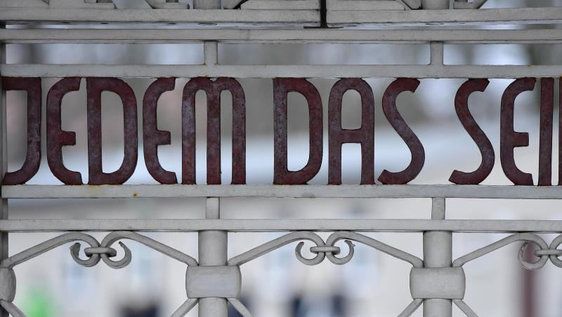 Der Schriftzug "Jedem das Seine" ist am Lagertor auf dem früheren Appellplatz in der Gedenkstätte Buchenwald zu sehen. Der Schriftzug "Jedem das Seine" ist am Lagertor auf dem früheren Appellplatz in der Gedenkstätte Buchenwald zu sehen.