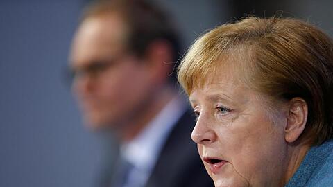 Bundeskanzlerin Merkel geht weiter davon aus, dass jeder Bürger bis zum Ende des Sommers ein Impfangebot bekommt.