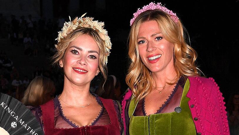 Die Schauspielerinnen Laura Osswald und Nele Kiper mit verschiedenen Make-up-Looks beim Almauftrieb 2024 auf dem Oktoberfest in München. Die Schauspielerinnen Laura Osswald und Nele Kiper mit verschiedenen Make-up-Looks beim Almauftrieb 2024 auf dem Oktoberfest in München.