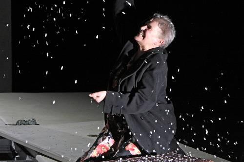 Mit Tabori auf dem Weg zur Premiere: Jutta Richter-Haaser in der Kongresshalle bei der Probe für "Jubiläum".