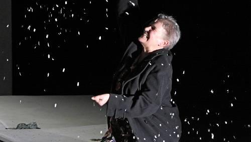 Mit Tabori auf dem Weg zur Premiere: Jutta Richter-Haaser in der Kongresshalle bei der Probe für "Jubiläum". Mit Tabori auf dem Weg zur Premiere: Jutta Richter-Haaser in der Kongresshalle bei der Probe für "Jubiläum".