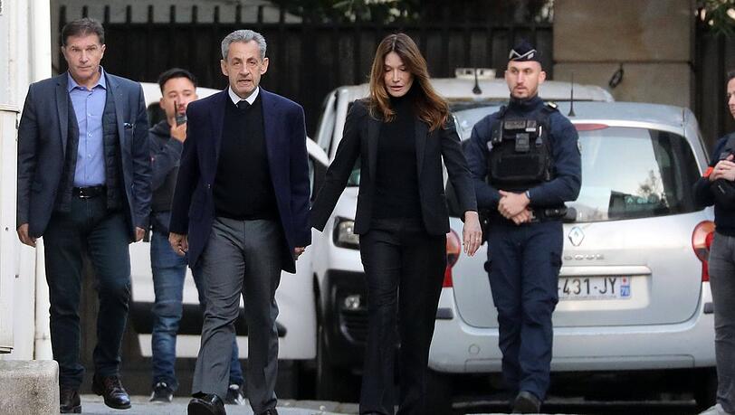 Nicolas Sarkozy verlässt in Begleitung seiner Frau Carla Bruni sein Zuhause, um sich ins Gefängnis von La Santé zu begeben.
