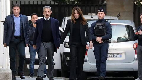 Nicolas Sarkozy verlässt in Begleitung seiner Frau Carla Bruni sein Zuhause, um sich ins Gefängnis von La Santé zu begeben.