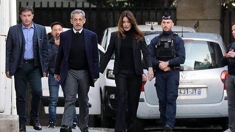 Nicolas Sarkozy verlässt in Begleitung seiner Frau Carla Bruni sein Zuhause, um sich ins Gefängnis von La Santé zu begeben.