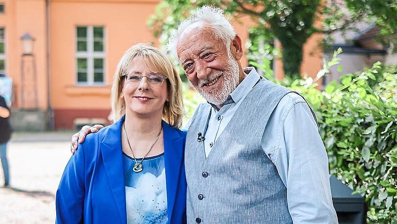 Nathalie Hallervorden (60) mit ihrem Vater Dieter Hallervorden (90) vor dem Schlosspark Theater.
