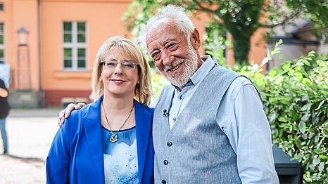 Nathalie Hallervorden (60) mit ihrem Vater Dieter Hallervorden (90) vor dem Schlosspark Theater.