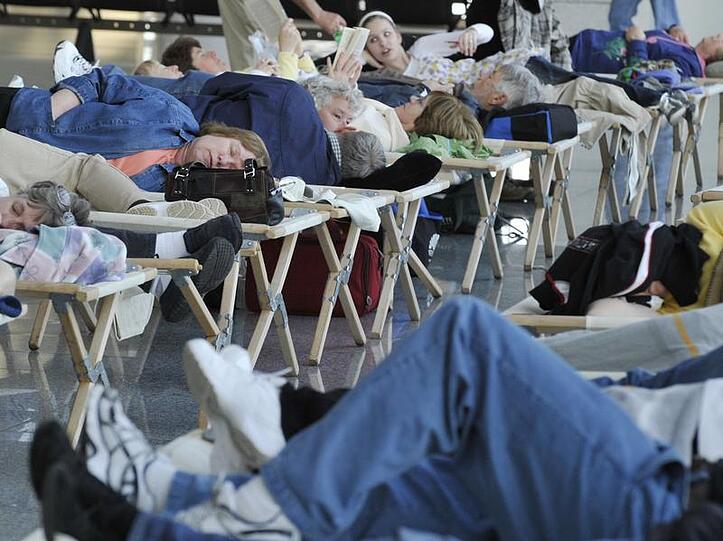 Feldbetten für gestrandete Passagiere auf einem Flughafen