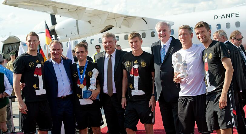 Ein Gruppenbild der WM-Helden des FC Bayern München zusammen mit FCB-Vorstand Karl-Heinz Rummenigge und dem bayerischen Ministerpräsidenten Horst Seehofer.