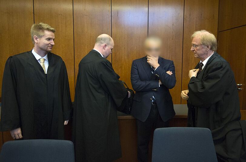 Der angeklagte Arzt Aiman O. (2.v.r.) wurde vom Vorwurf des Totschlags freigesprochen.