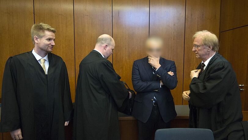 Der angeklagte Arzt Aiman O. (2.v.r.) wurde vom Vorwurf des Totschlags freigesprochen. Der angeklagte Arzt Aiman O. (2.v.r.) wurde vom Vorwurf des Totschlags freigesprochen.