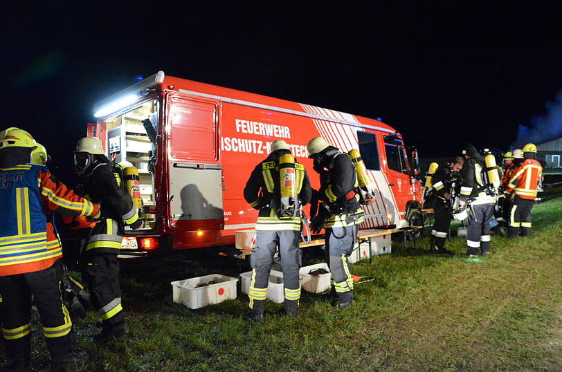 Die Flammen ließen nicht viel übrig - 30 Rinder starben im Feuer. Die Bilder vom Löscheinsatz in Wurmsham.