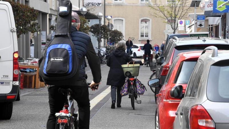 In Karlsruhe fahren Fahrradfahrer an Autos vorbei, die auf einem Parkstreifen stehen. In Karlsruhe fahren Fahrradfahrer an Autos vorbei, die auf einem Parkstreifen stehen.
