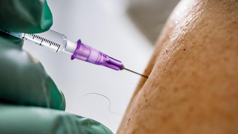 Ein Arzt verimpft eine Dosis des Biontech/Pfizer-Impfstoffs.