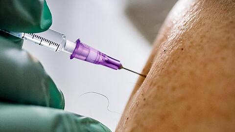 Ein Arzt verimpft eine Dosis des Biontech/Pfizer-Impfstoffs.