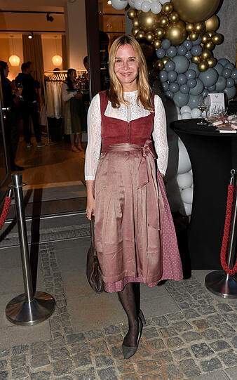 Nadeshda Brennicke trug beim Opening ein Cord-Dirndl von "CocoVero".
