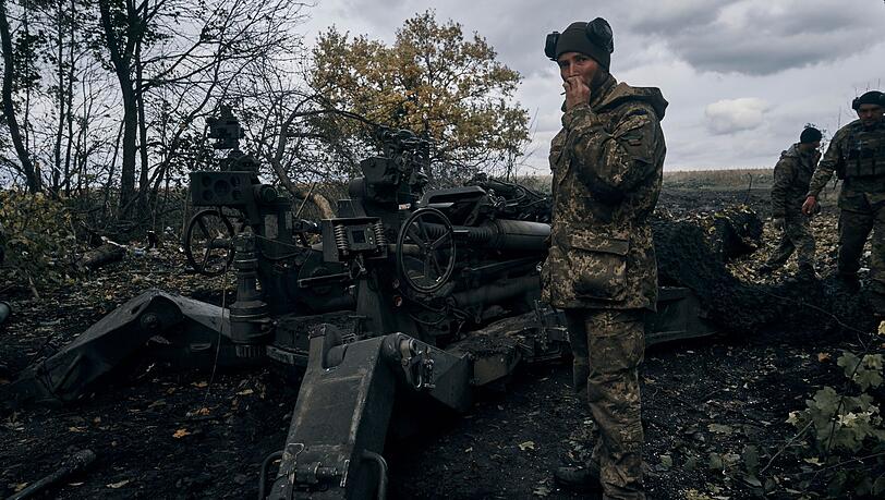 Ukrainische Soldaten feuern aus einer von den USA gelieferten Haubitze M777.
