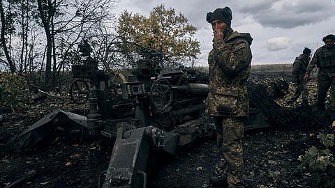 Ukrainische Soldaten feuern aus einer von den USA gelieferten Haubitze M777.