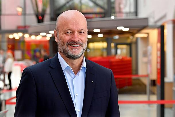 Ralf Fleischer (60) stammt aus Mülheim (Ruhr), wo er bei der örtlichen Sparkasse seine Karriere begann. Er war Geschäftsführer des Rheinischen Sparkassen- und Giroverbandes. 2014 übernahm er den Vorstandsvorsitz der Stadtsparkasse München.