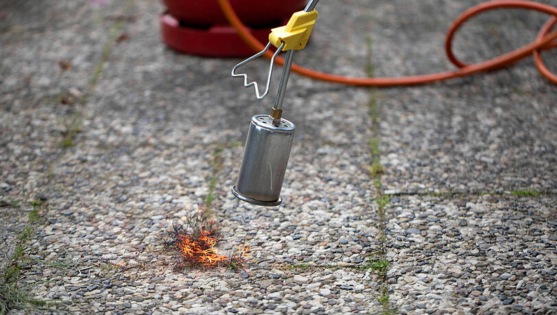 Es besteht auch die Möglichkeit, Unkraut zwischen den Fliesen mit einem Gasbrenner oder einem elektrischen Unkrautbrenner zu entfernen. Da aber die Wurzeln nicht erreicht werden, kann das Unkraut wieder nachwachsen.