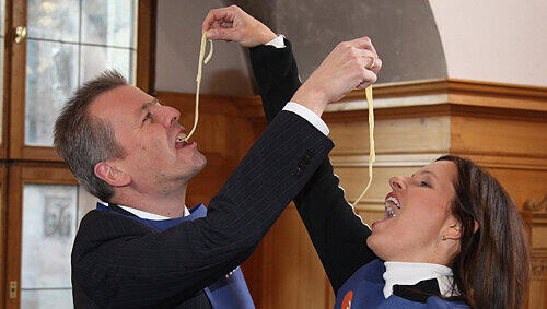 Welche Nudel schmeckt besser? OB Ulrich Maly und TV-Moderatorin Katrin Müller-Hohenstein testen Pasta-Sorten für die ZDF-Sendung WISO. Welche Nudel schmeckt besser? OB Ulrich Maly und TV-Moderatorin Katrin Müller-Hohenstein testen Pasta-Sorten für die ZDF-Sendung WISO.